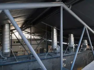 坡顶下的工业构造表情 · 实景照片