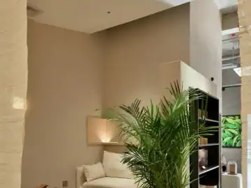 低檐玻璃盒中的社区茶空间 · 实景照片