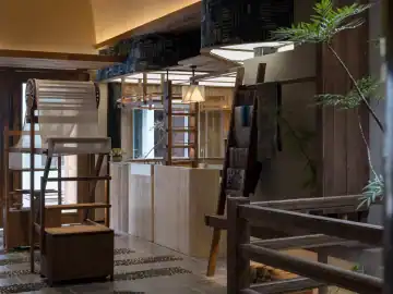 老木与纱幔中的东方餐厅 · 实景照片