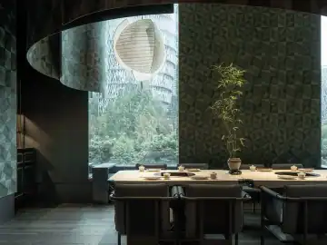 深绿折面里的静谧餐席 · 实景照片