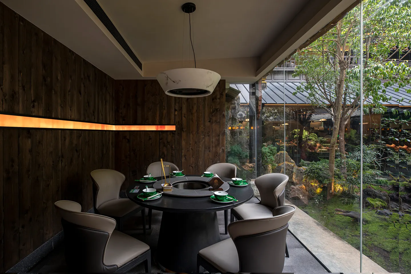 围着绿意中庭用餐 · 实景照片 · 空间细节
