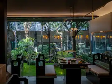 围着绿意中庭用餐 · 实景照片