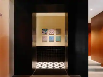混凝土与暖色转折的空间片段 · 实景照片