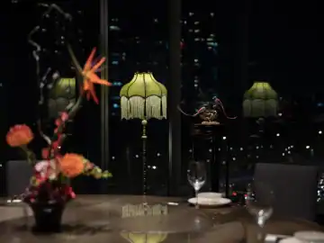 朱红与木雕之间的餐厅 · 实景照片