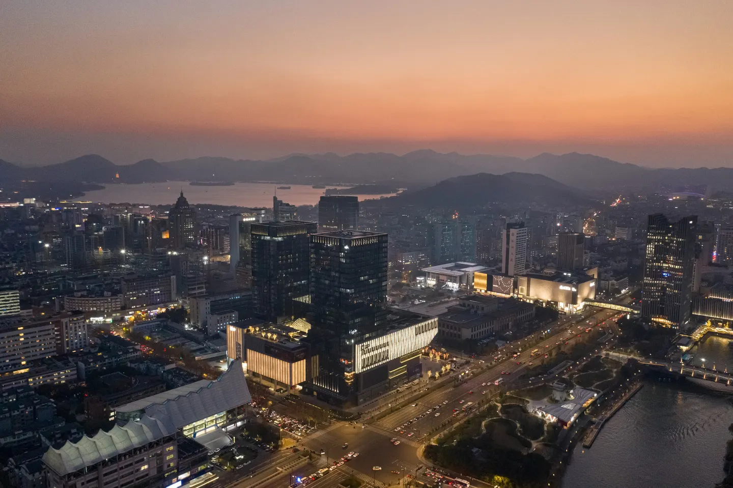 朱红与木雕之间的餐厅 · 实景照片 · 空间细节