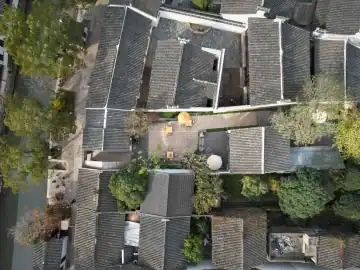 黄石旧墙里的庭院小酒馆 · 实景照片
