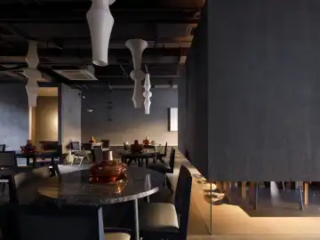 深灰背景中的一簇暖意 · 实景照片