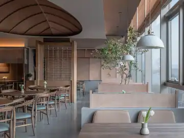 枝干与弧顶围合的温暖餐厅 · 实景照片