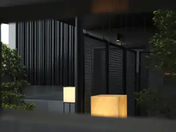 深色院落里的暖光 · 实景照片