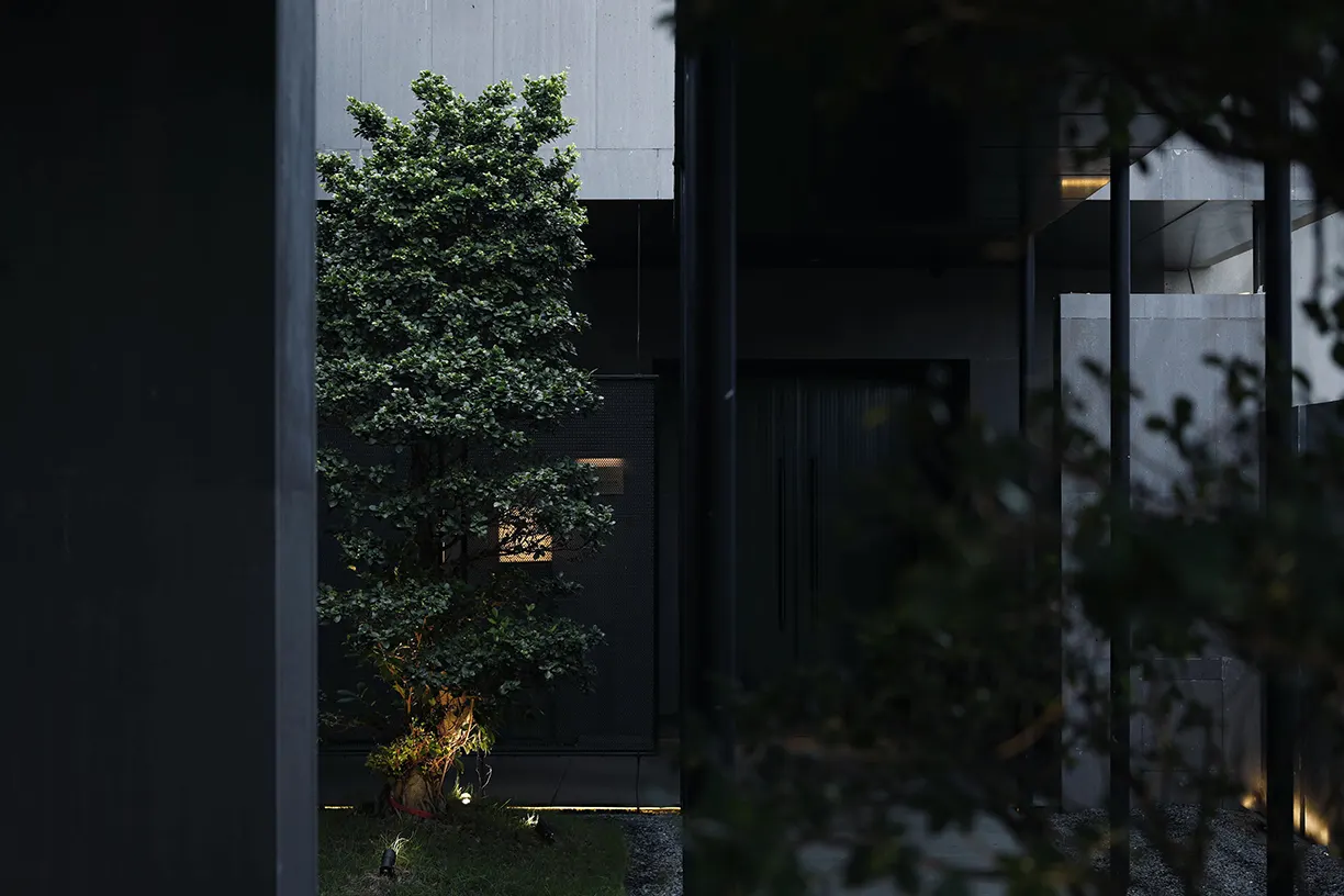 深色院落里的暖光 · 实景照片 · 空间细节