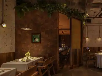 粗粝墙面中的自然餐厅 · 实景照片