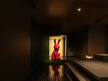 青绿与朱红铺开的餐桌 · 实景照片