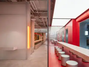 橙色光影里的轻快小店 · 实景照片