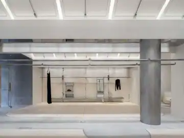 纸样般轻薄的服饰展厅 · 实景照片
