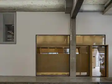 木构坡顶里的安静服装陈列 · 实景照片
