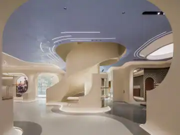编织曲面里的服装展示 · 实景照片