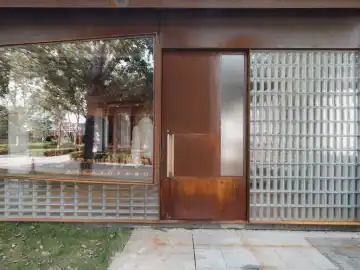 木屋与洞穴的织物展示 · 实景照片