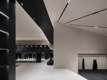 黑白沙丘里的服饰陈列 · 实景照片