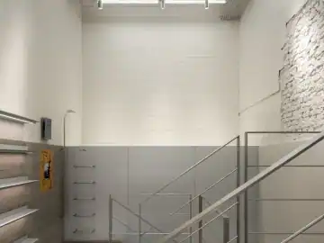 旧木与金属中的服装陈列 · 实景照片