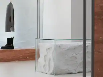 白色展台里的材质细节 · 实景照片