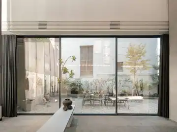 庭院光线中的轻巧服装展示 · 实景照片
