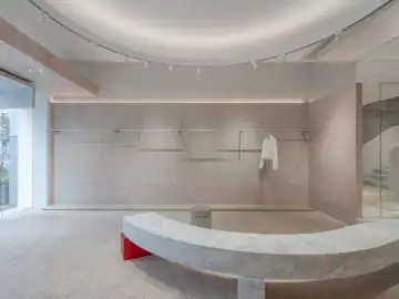 石材挑檐下的轻盈展陈 · 实景照片