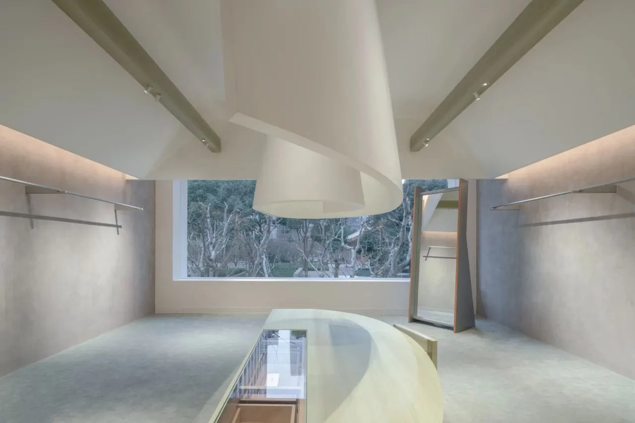 石材挑檐下的轻盈展陈 · 实景照片 · 空间细节
