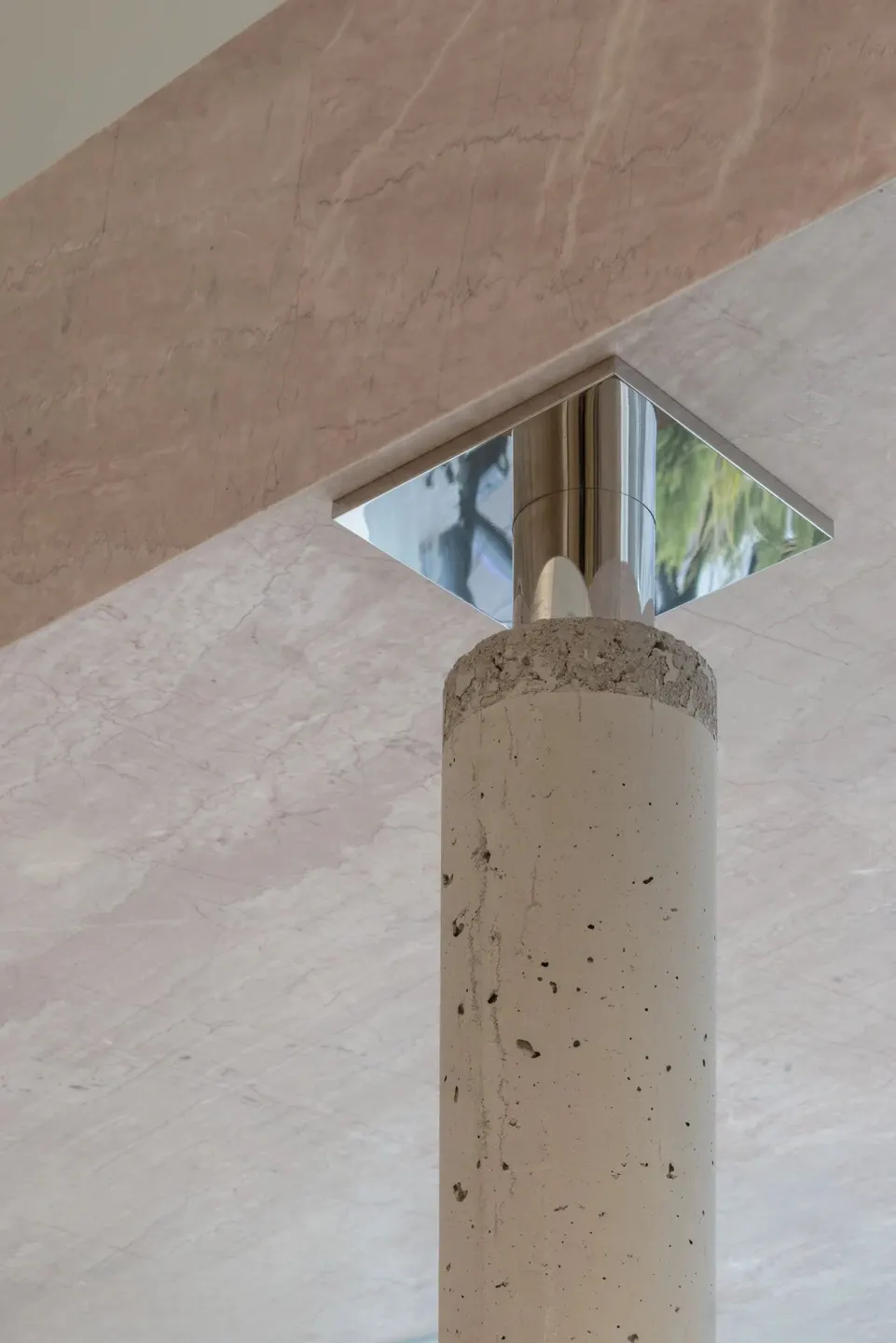 石材挑檐下的轻盈展陈 · 实景照片 · 空间细节