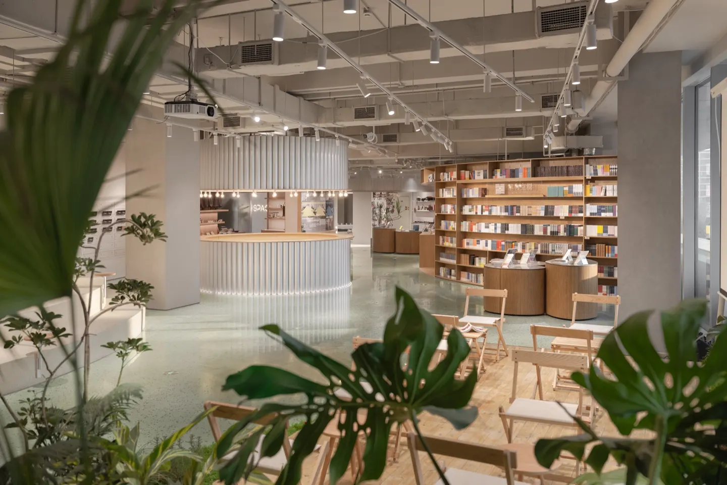 曲线泡泡串联的生活集合店 · 实景照片 · 空间细节