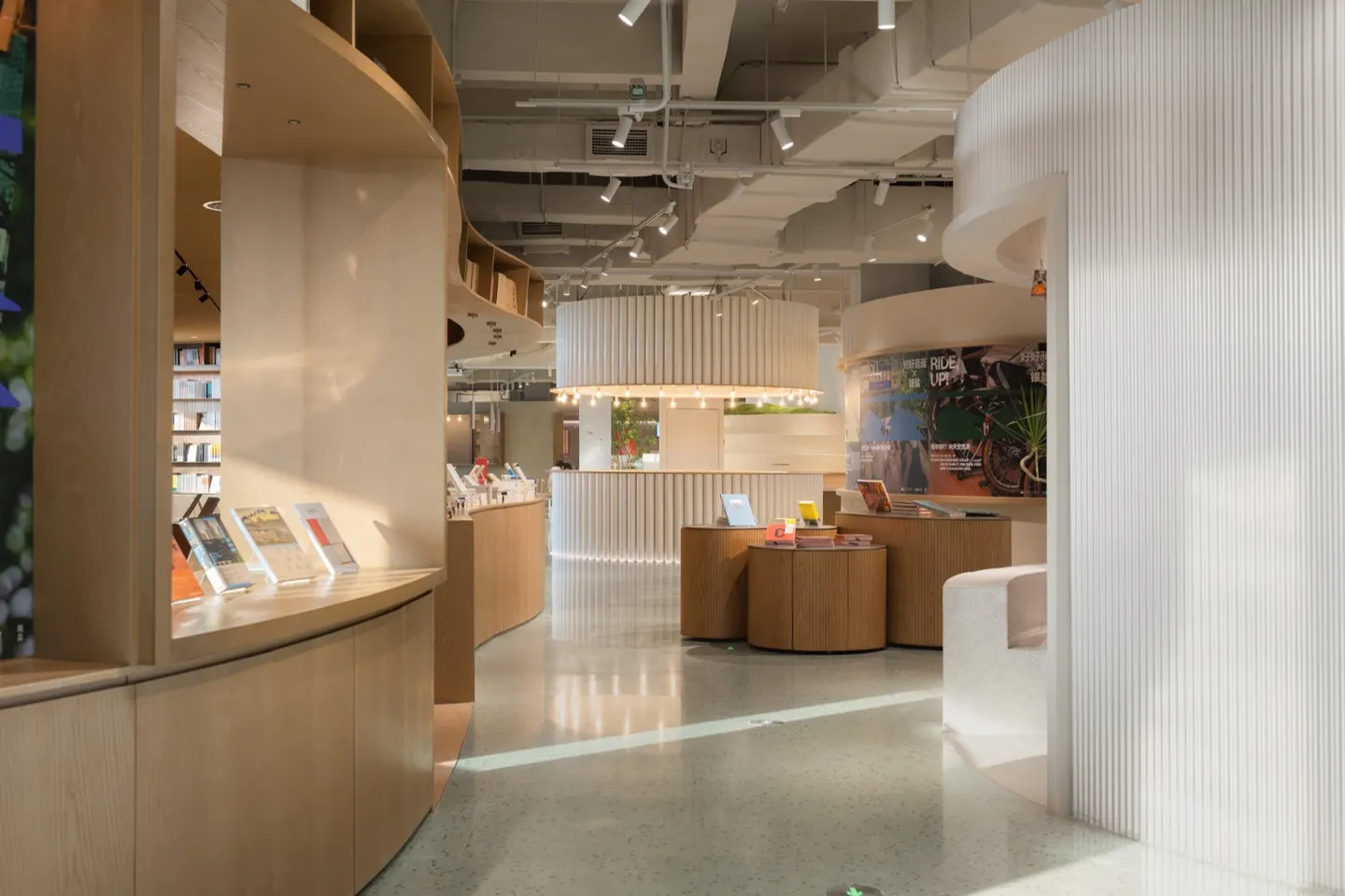 曲线泡泡串联的生活集合店 · 实景照片 · 空间细节