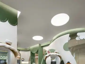 墨绿弧线中的儿童理发空间 · 实景照片