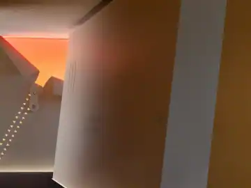 在明暗之间看见衣物轮廓 · 实景照片