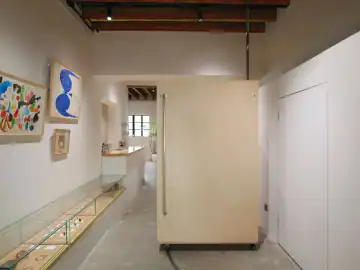 旧木梁下的轻盈服饰陈列 · 实景照片