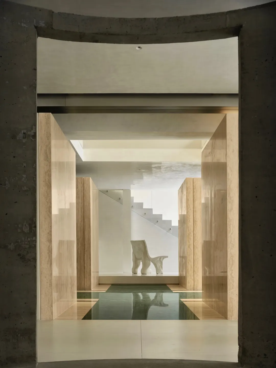 混凝土梁下的留白展示 · 实景照片 · 空间细节