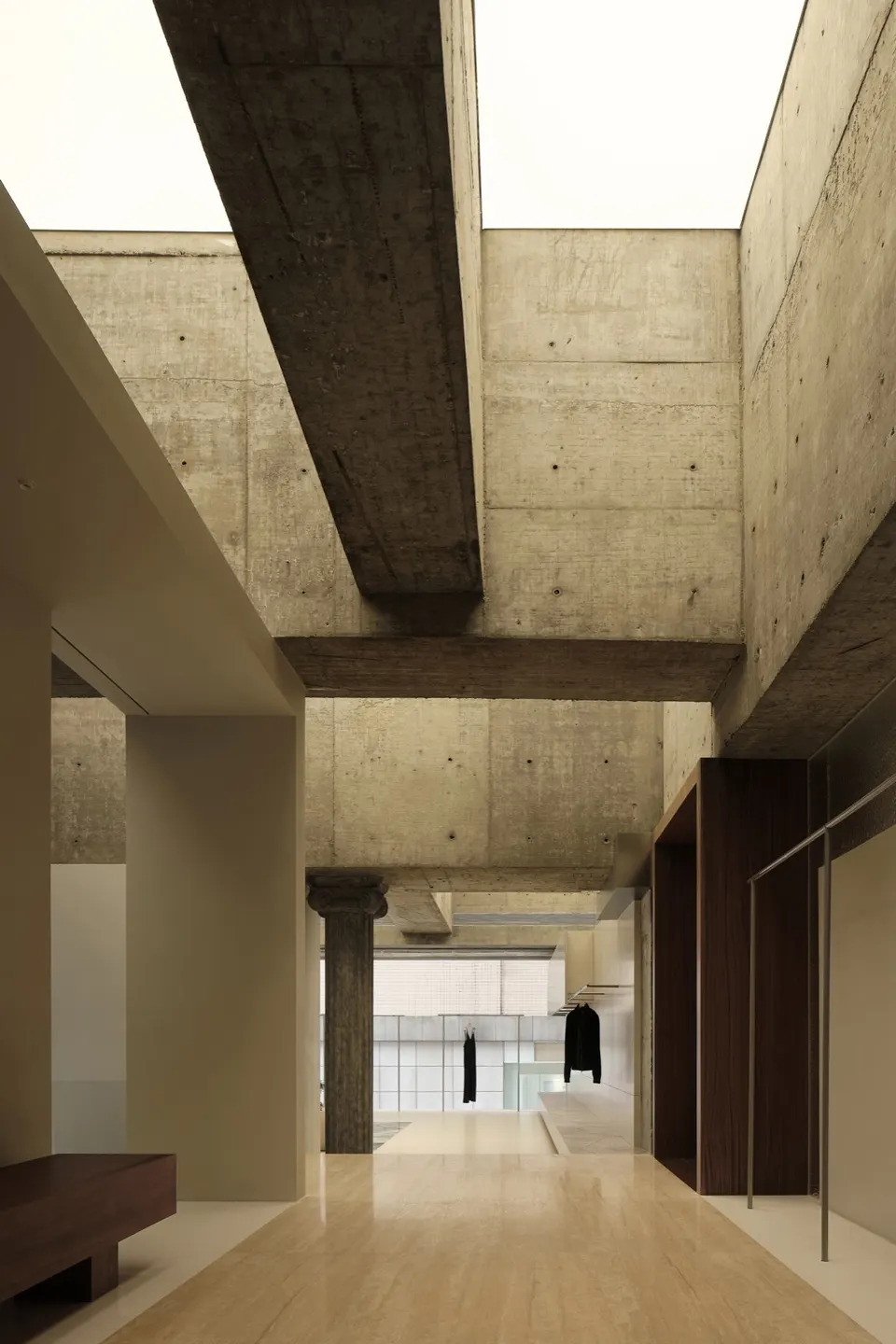混凝土梁下的留白展示 · 实景照片 · 空间细节