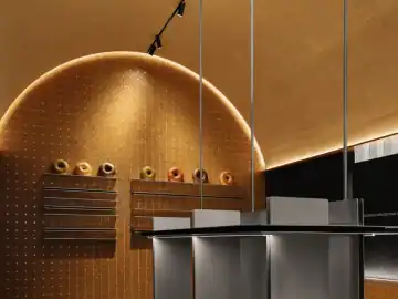 暖金色弧顶下的轻巧陈列 · 实景照片