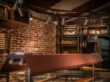 红白篷顶下的复古烘焙店 · 实景照片
