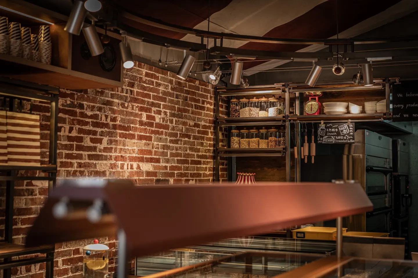 红白篷顶下的复古烘焙店 · 实景照片 · 空间细节