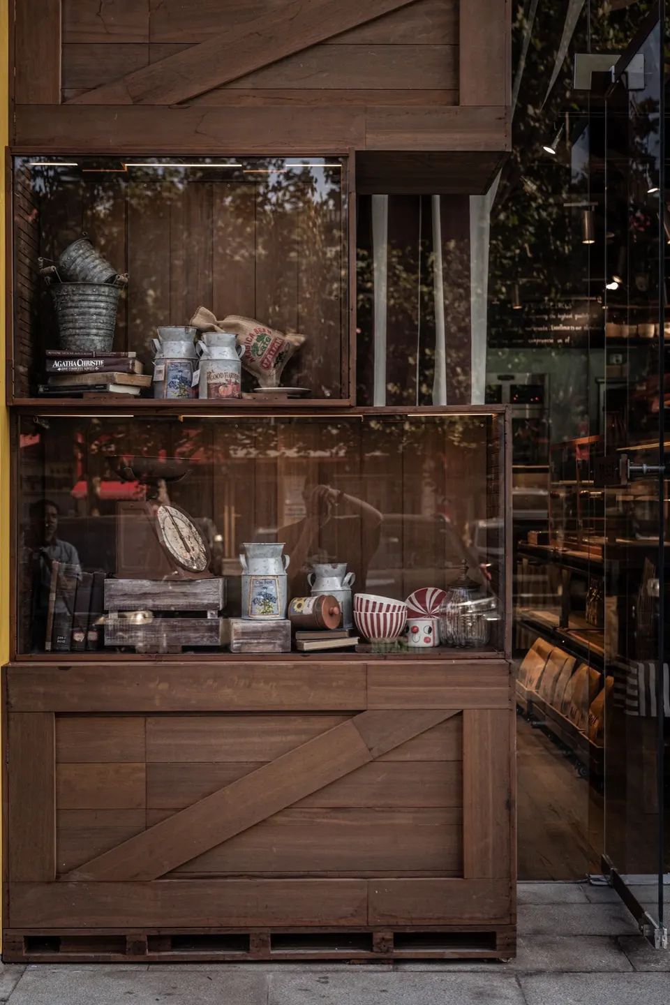 红白篷顶下的复古烘焙店 · 实景照片 · 空间细节