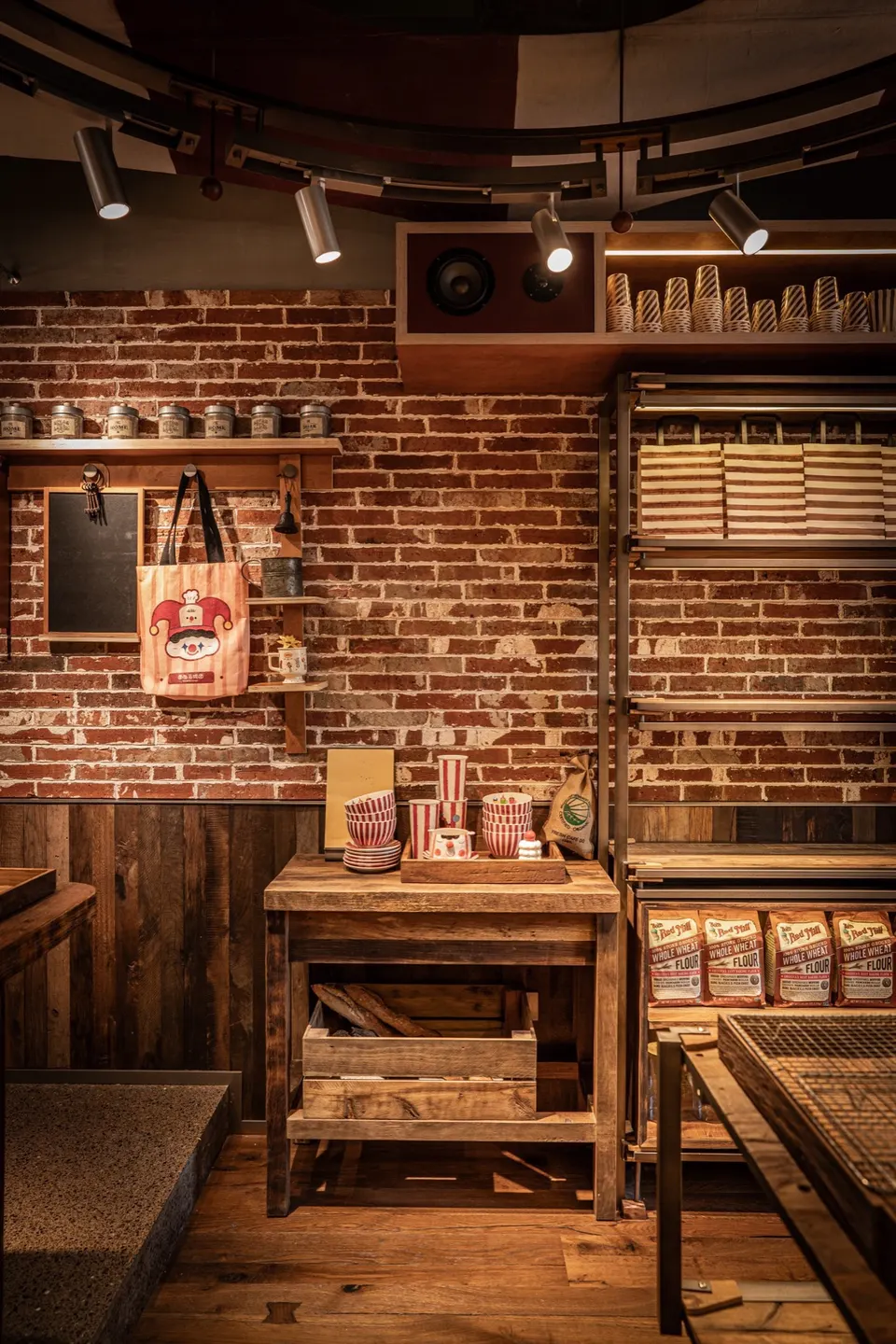 红白篷顶下的复古烘焙店 · 实景照片 · 空间细节