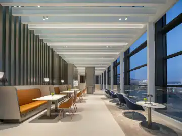 高窗旁的有序休息区 · 实景照片