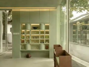浅绿墙面与旧木家具的松弛感 · 实景照片