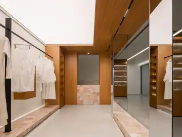 暖木与粉色石纹的服饰展示 · 实景照片