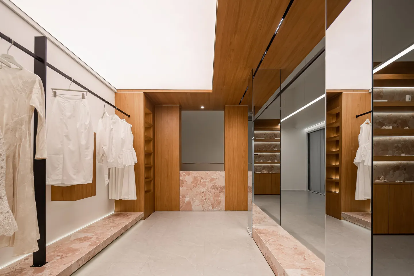暖木与粉色石纹的服饰展示 · 实景照片 · 空间细节