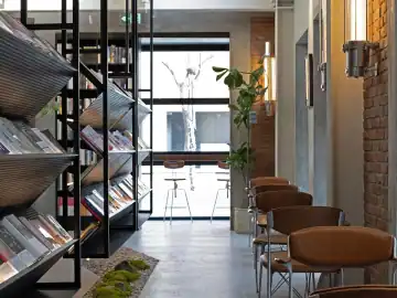 长廊里的展示与短坐 · 实景照片