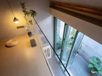 红色窗边的一处小院 · 实景照片