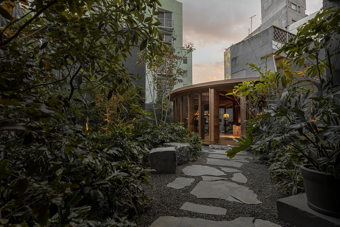 花园中缓缓展开的展亭 · 实景照片 · 空间细节