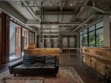 旧木与铁板构成的精细陈列 · 实景照片