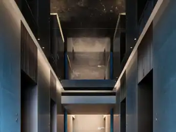 深色大堂里的透明光感 · 实景照片