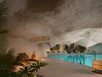 红石与绿洲感的度假空间 · 实景照片